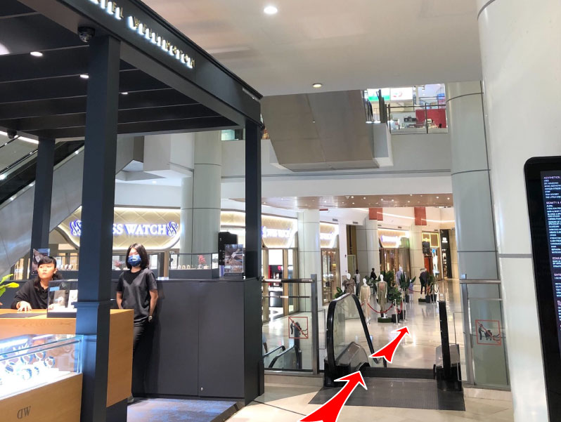 Gunakan eskalator di sebelah Daniel Wellington