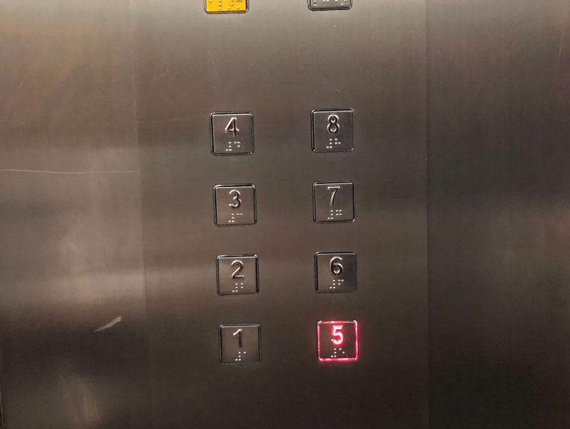 Akses ke tingkat 5 melalui lif