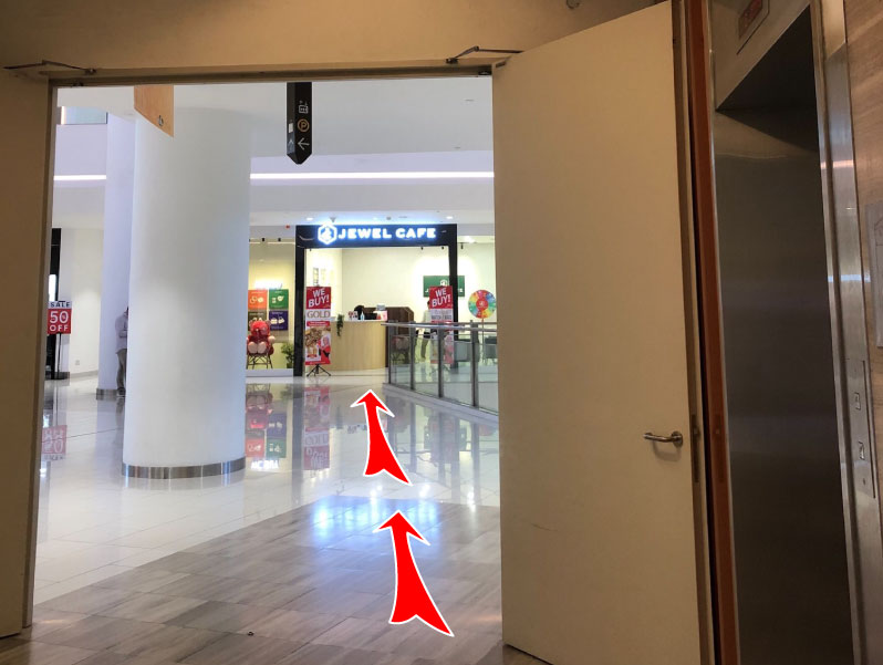 Apabila keluar dari lif dan membelok ke kanan, anda akan menemui Jewel Cafe betul-betul di hadapan anda